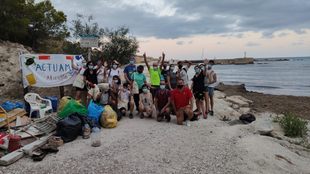 Voluntarios de "Actuamos Alicante" con el apoyo del área de Medioambiente y Servicios actuaron en la Cala del Morro Blanc