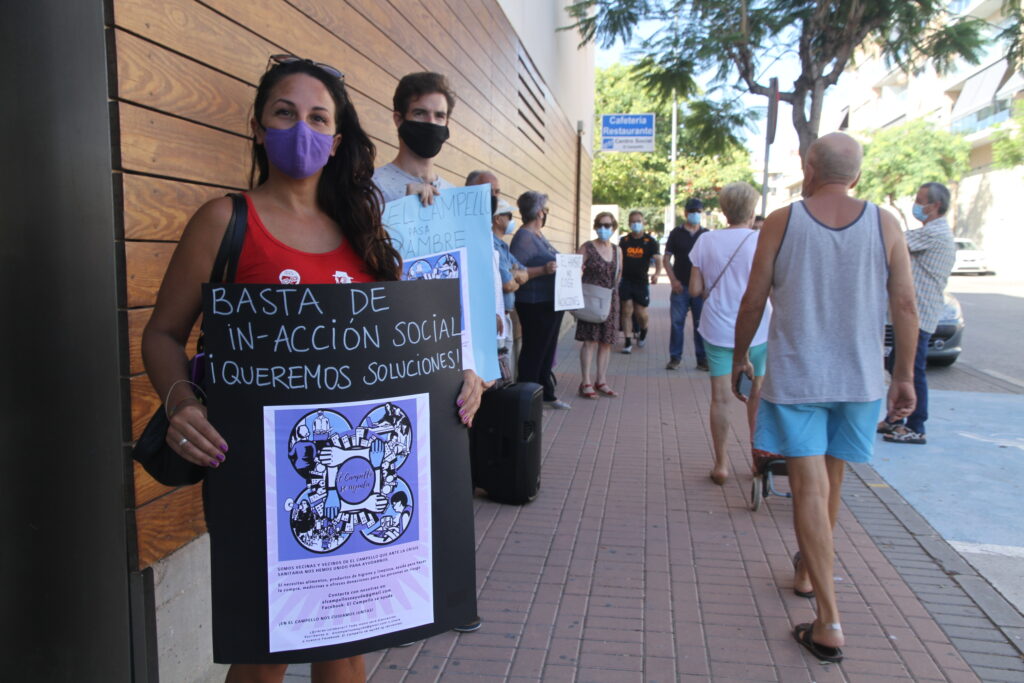 Manifestación a las puertas del Centro Social