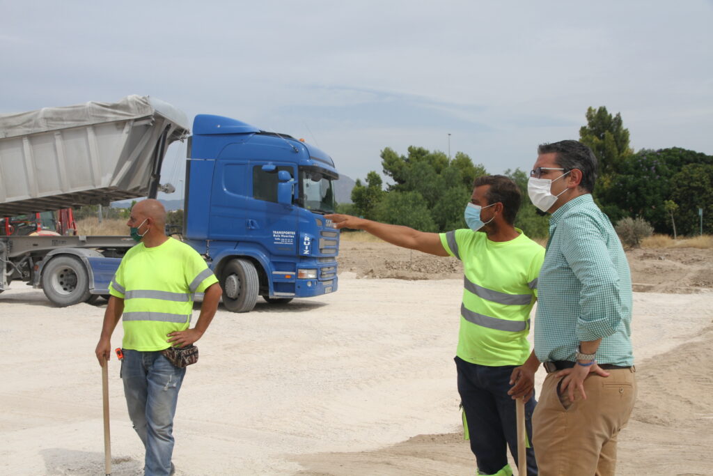 El Concejal José Antonio Bermejo (PP), junto a trabajadores en las obras de construcción de la nueva pista de baloncesto en la zona del antiguo matadero