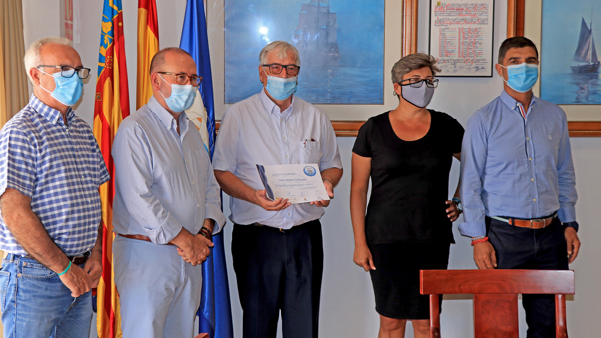  El Presidente del CNC, Miguel Baena, recibe de manos del Alcalde de El  Campello, Juan José Berenguer, junto a la Concejal de Turismo del  municipio campellero, Marisa Navarro 