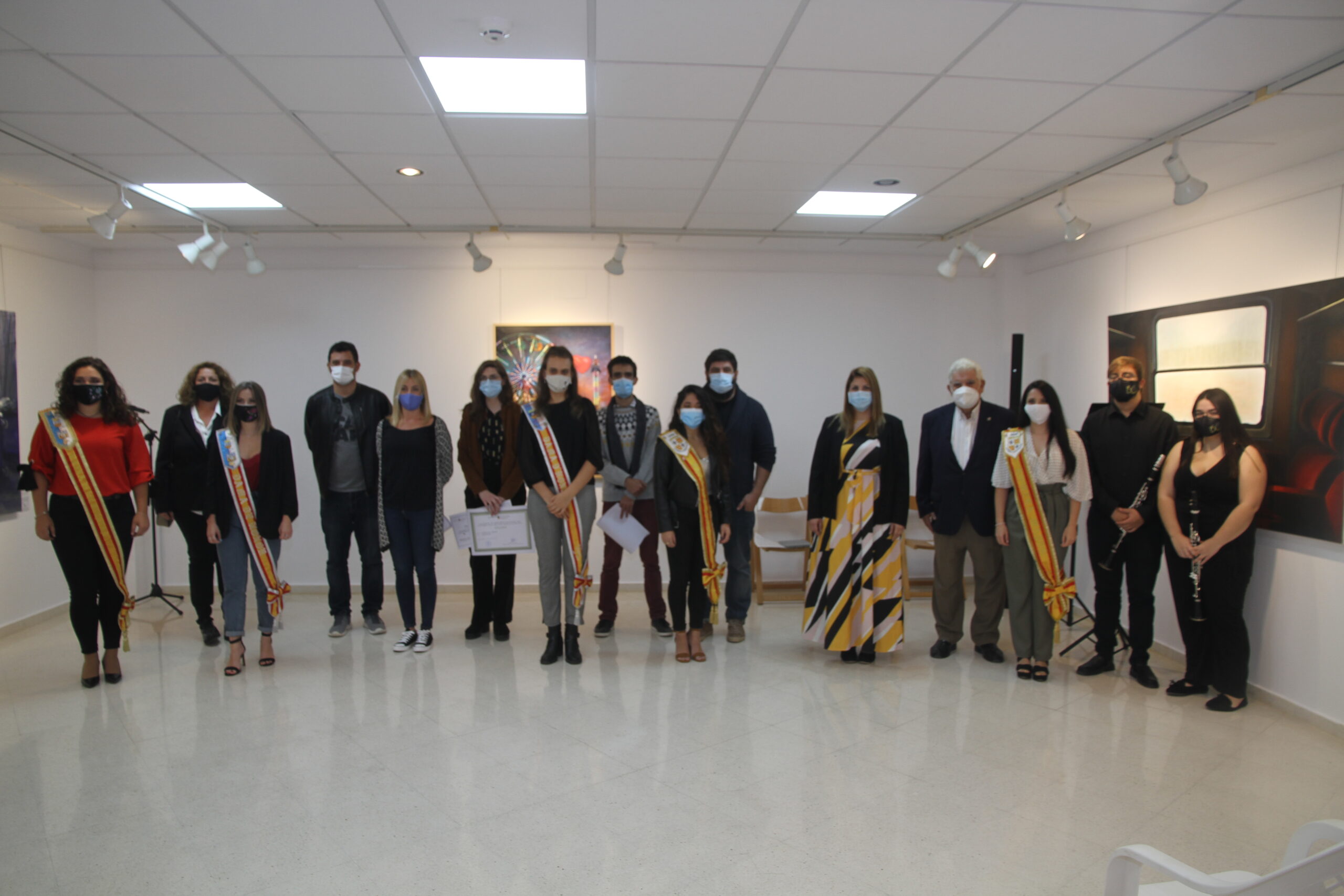 Ganadores, autoridades, representantes de las fiestas y miembros de la Sociedad Musical "La Paz" que intervinieron en el 53 Certamen de Pintura Vila de Sant Joan