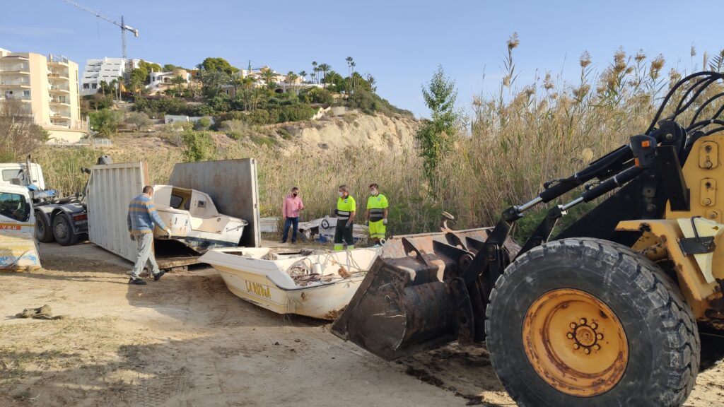 8 operarios ha participado en esta operación que inicia los trabajos de recuperación de Cala Baeza