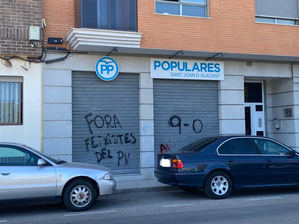 Pintadas en la sede del Partido Popular de Sant Joan d'Alacant