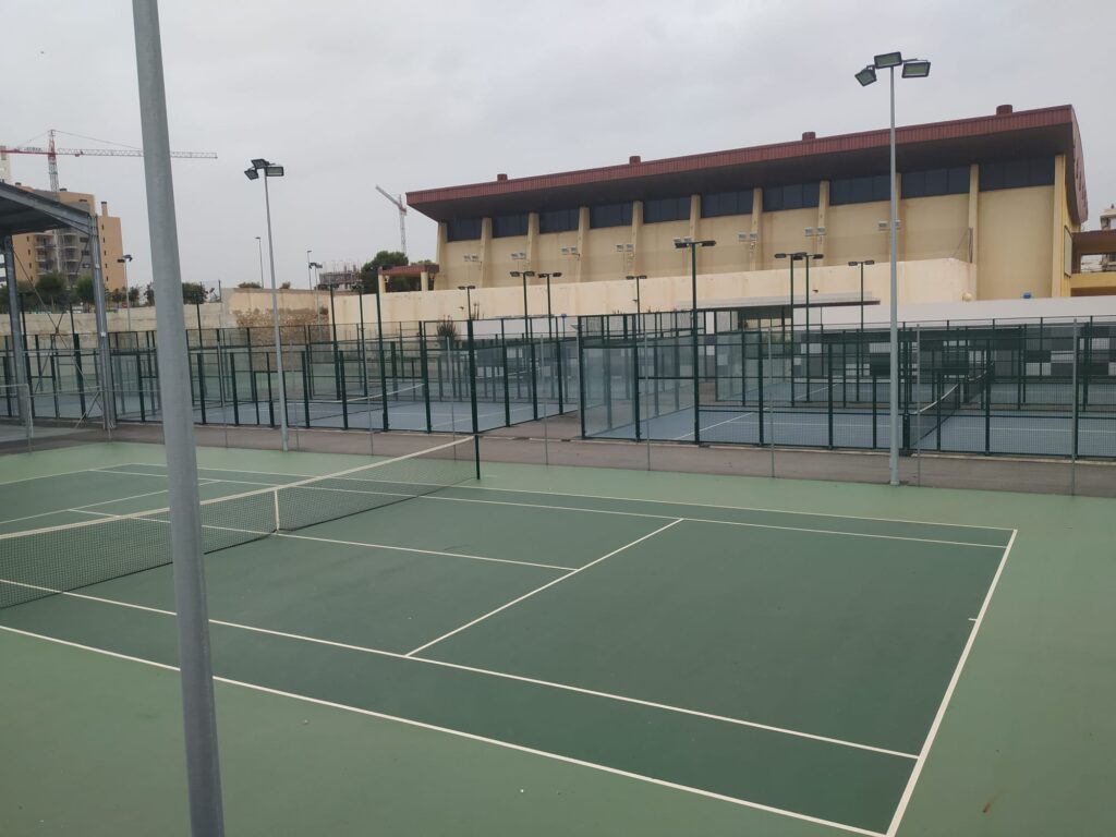 Pistas de tenis y pádel anexas a las piscina municipal de El Campello
