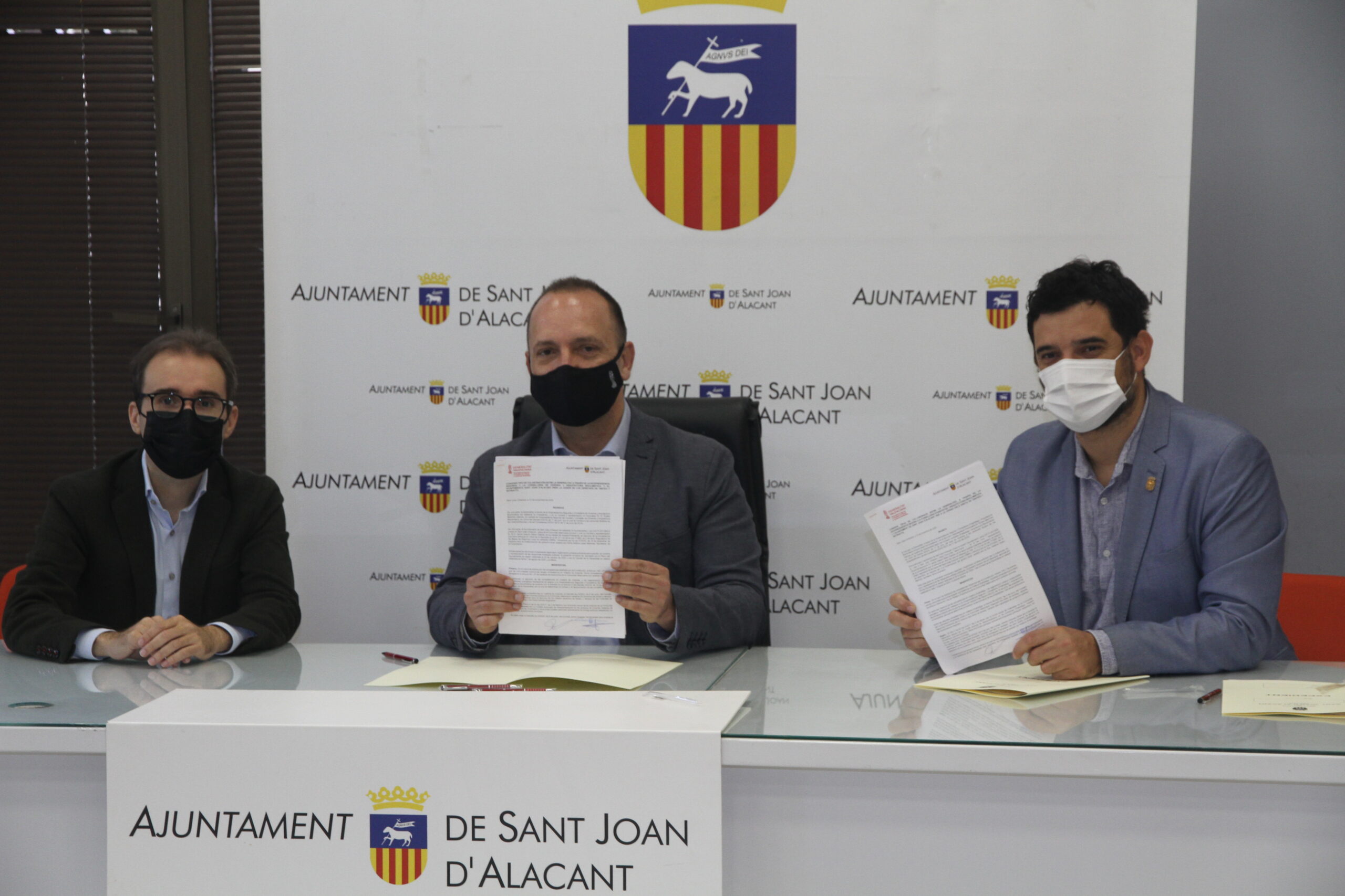 El  conseller de Vivienda y Arquitectura Bioclimática, Rubén Martínez Dalmau, y el alcalde de Sant Joan d’Alacant , Jaime Albero muestran el convenio