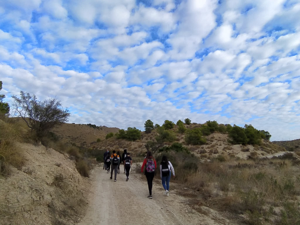 Alumnos del IES Enric Valor participando en la excursión por Les Puntes de Gosàlvez