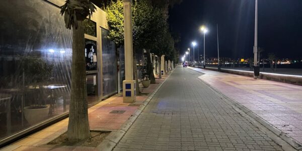 Las calles y el paseo marítimo de El Campello vacíos