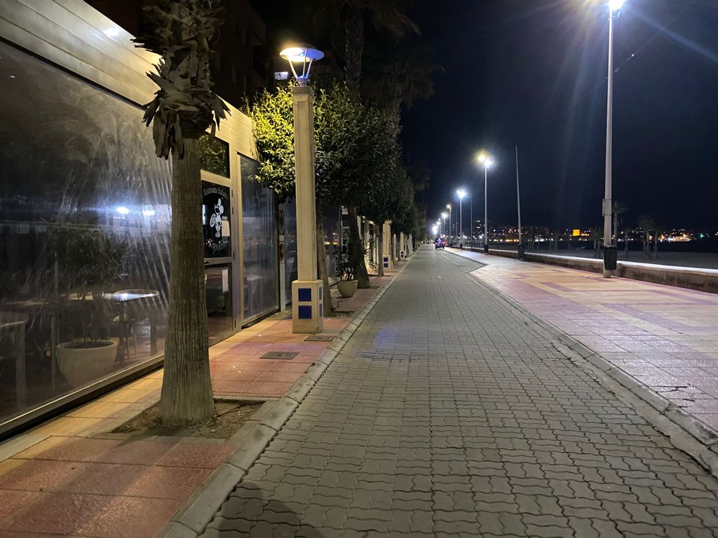 Las calles y el paseo marítimo de El Campello vacíos