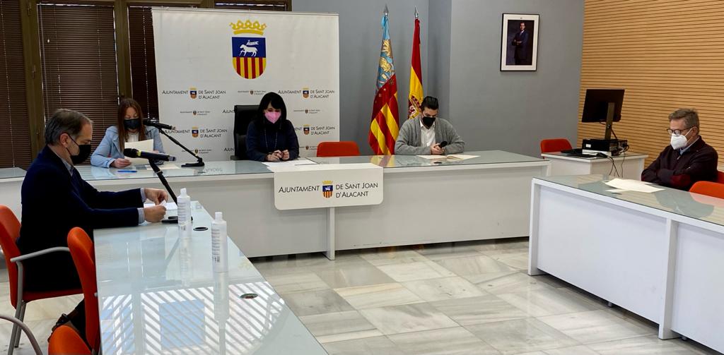 Además de Julia Parra como concejal de Igualdad, ha acudido el portavoz de Ciudadanos en Sant Joan, Santiago Román; la edil del Partido Popular, Almudena Rico; el portavoz de Compromís, Sergio Agueitos y el portavoz de Podemos, Juan Ignacio Ferreiro