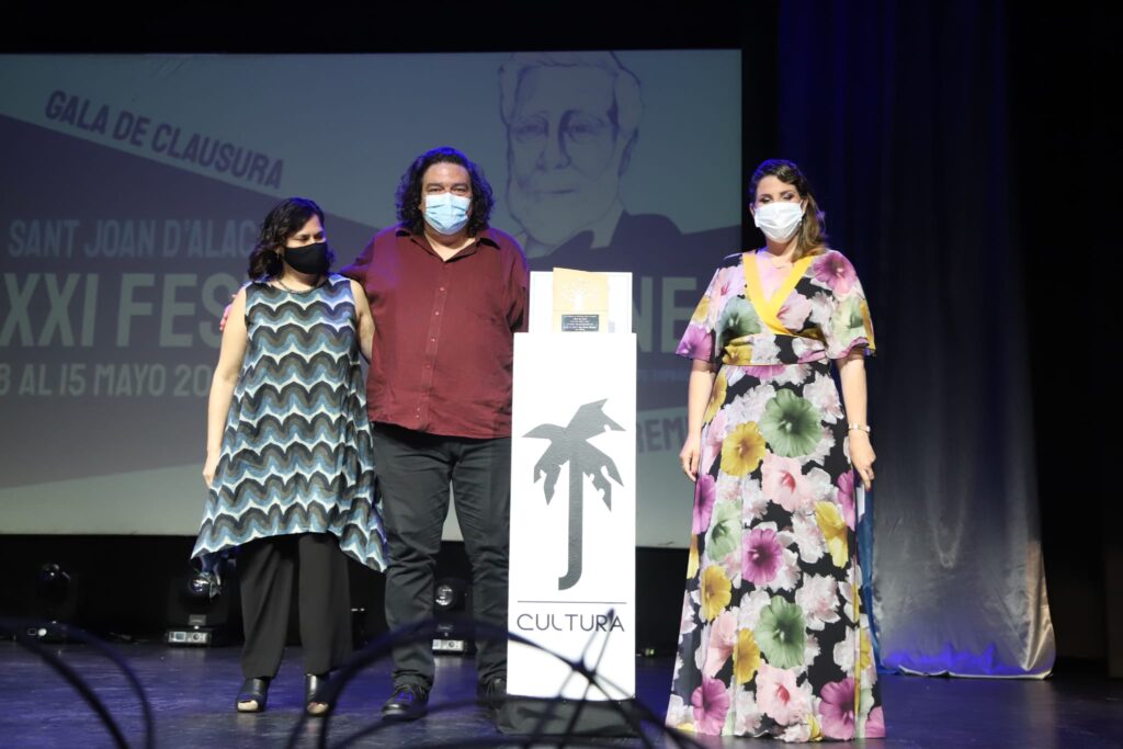 Esther Donate entrega el premio Ficus de Plata "Cultura Sant Joan" a "Mad in Xpain" de Coke Riobóo