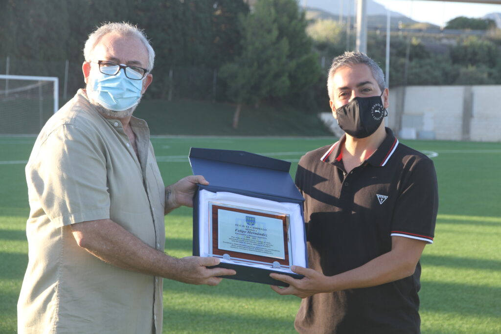 Paco Soler, presidente del CD El Campello junto haciendo entrega de una placa conmemorativa a Felipe Hernández