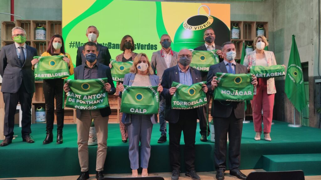 Foto de familia de los representantes de los 8 municipios que han conseguido la bandera verde de ecovidrio