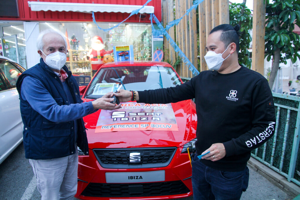 Antonio Vallés, ganador del coche, recibiendo las llaves de manos del responsable de Merca Asia