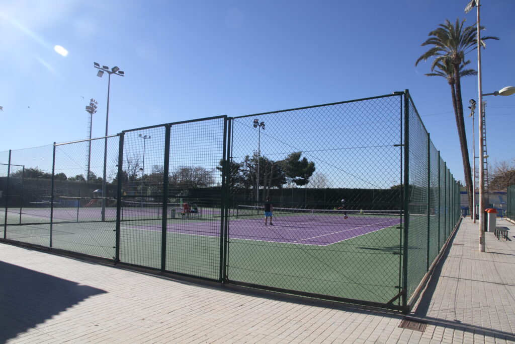 Desde la concejalía de Deportes se ha llevado a cabo la renovación de dos de las pistas de tenis del Polideportivo Municipal