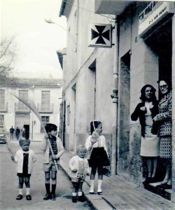  Al costat de l'església, any 1970. (família Cano Arribi) 