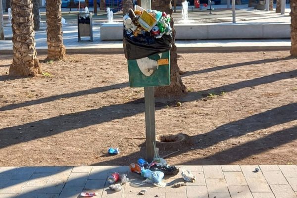 092227-PAPELERA-EN-UNA-DE-LAS-PLAZAS-DE-LA-LOCALIDAD