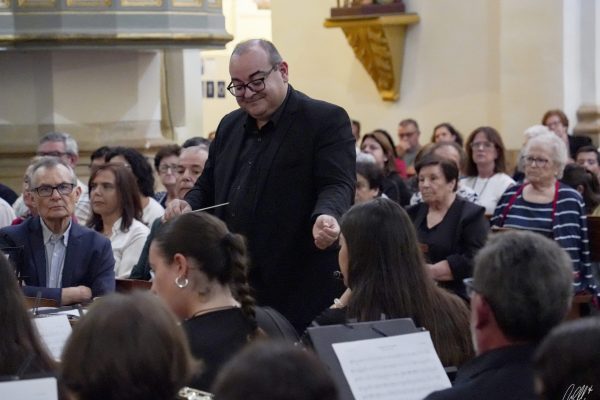Alberto-dirigiendo-el-concierto-de-la-Coronacion-de-la-Mare-de-Deu-de-Loreto
