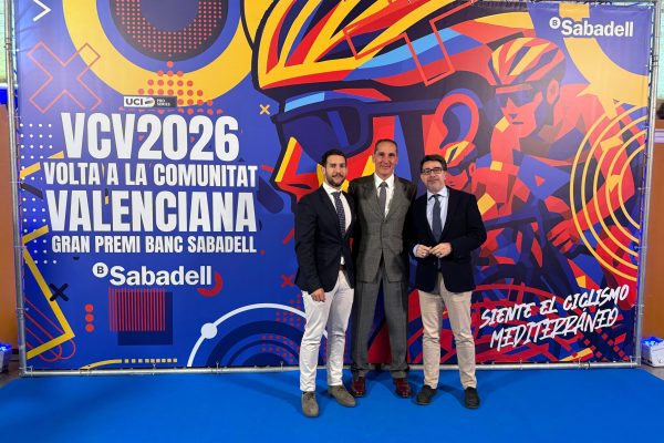 Alcalde-y-concejal-de-Deportes-con-el-director-de-la-Volta-Angel-Casero