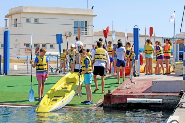 Alumnos-de-la-multiactividad-entrando-al-agua