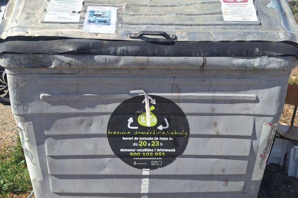 Contenedor-en-mal-estado-en-el-Cami-del-Cosill