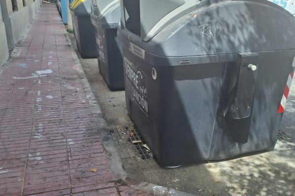 Contenedores-y-suciedad-acera
