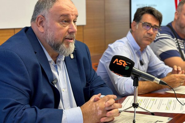 Desde-la-derecha-el-alcalde-de-San-Vicente-del-Raspeig-Pachi-Pascual-y-el-concejal-de-Comercio-Vicente-Pastor