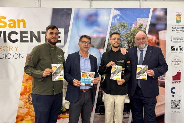 El-alcalde-y-el-concejal-de-Comercio-acompanados-de-los-empresarios-del-restaurante-El-Pantanet-8-de-SVR