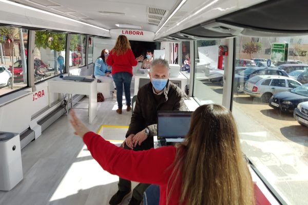 El-concejal-Alberto-Beviá-en-el-bus-Labora