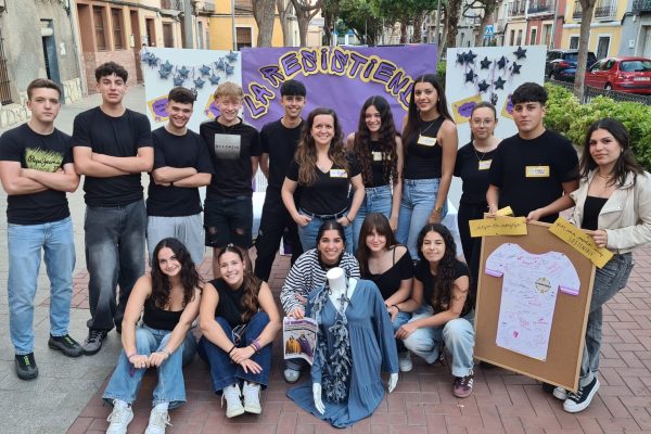 Elena-Conesa-fundadora-de-La-Resistienda-junto-al-equipo-de-La-Resistienda-durante-la-II-Fiesta-de-Intercambio-de-Ropa-en-la-Casa-de-la-Joventut-de-Mutxamel