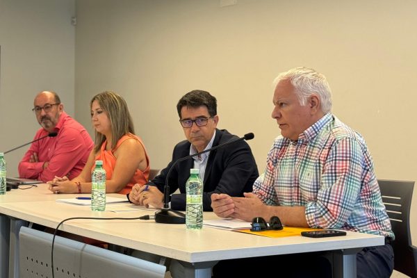 Encuentro-del-alcalde-y-la-concejal-de-Industria-con-el-presidente-de-AEPI