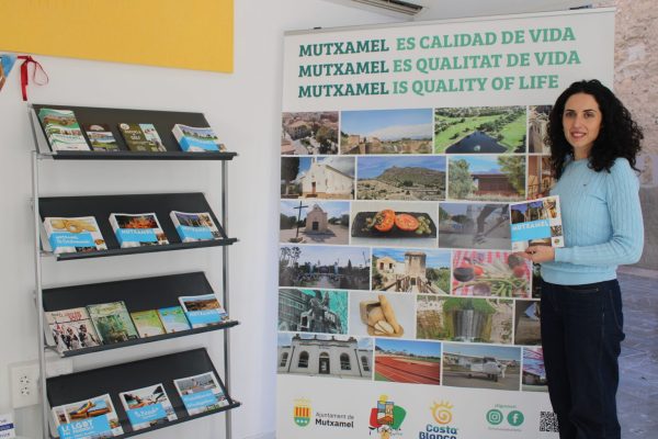 Felicia-Aracil-concejala-de-Turismo-en-la-oficina-de-Turismo