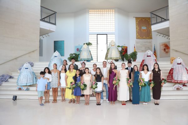 Foto-de-familia-de-la-entrega-de-los-vestidos-Foto-Pep-i-Priscila