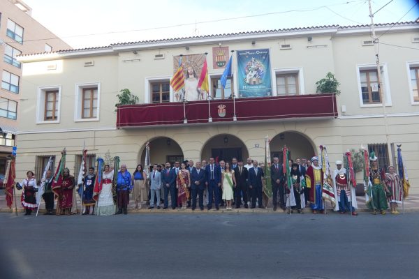 Foto-de-familia-de-las-banderas-con-los-cargos-festeros-y-la-corporacion-municipal-Foto-Mercedes-Gonzalez