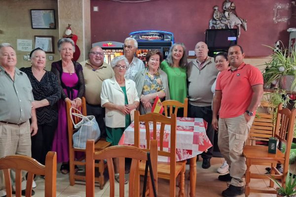 Fotografia-de-los-miembros-de-Almorcarets-Sanvicenteros-con-la-Concejal-Yolanda-Iborra.jpeg