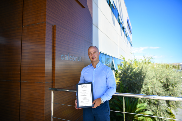 Hector-Serrano-junto-al-Certificado