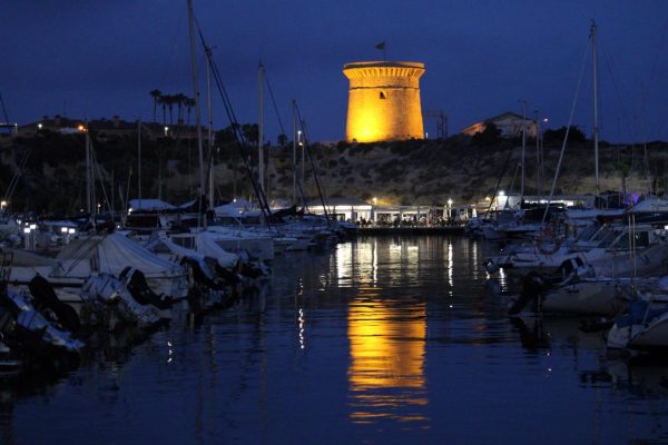 Imagen-nocturna-de-la-Torre-de-La-Illeta-iluminada
