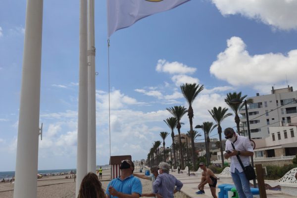 Julio-izando-la-bandera-junto-a09Isaura