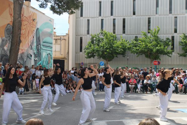 La-Plaza-del-Mercado-Municipal-acogio-un-espectaculo-de-danza-de-las-escuelas-del-municipio