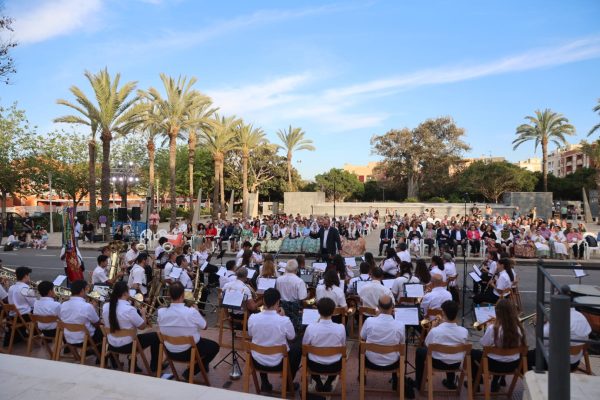 La-SM-La-Paz-en-uno-de-los-conciertos-de-las-hogueras-de-Sant-Joan