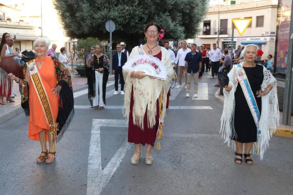 Las-reinas-y-damas-de-los-mayores-en-el-pasacalles