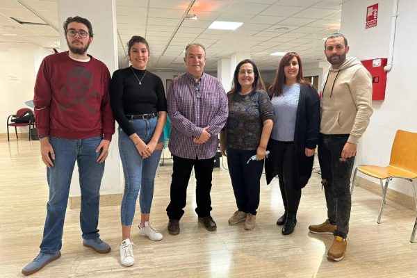 Los-cargos-festeros-junto-al-presidente-de-la-Comisión-de-Fiestas-y-Moros-y-Cristianos-de-Mutxamel-1