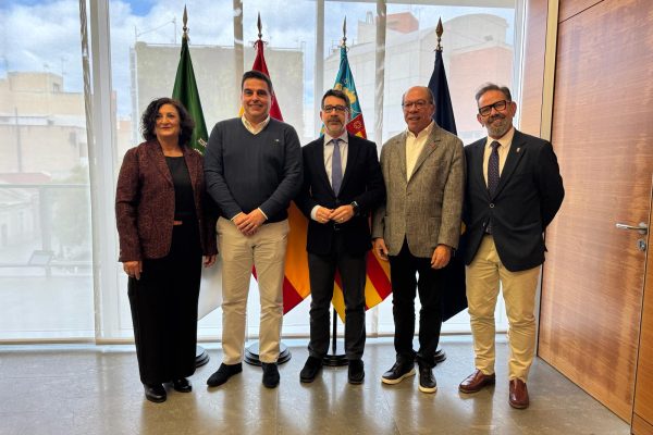 Los-dos-alcaldes-de-San-Vicente-y-Campo-Maior-con-los-representantes-festeros-y-el-concejal-de-Fiestas-de-SVR