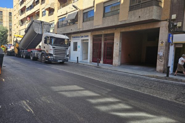 Maquinas-en-los-trabajos-de-reasfaltado-de-calles
