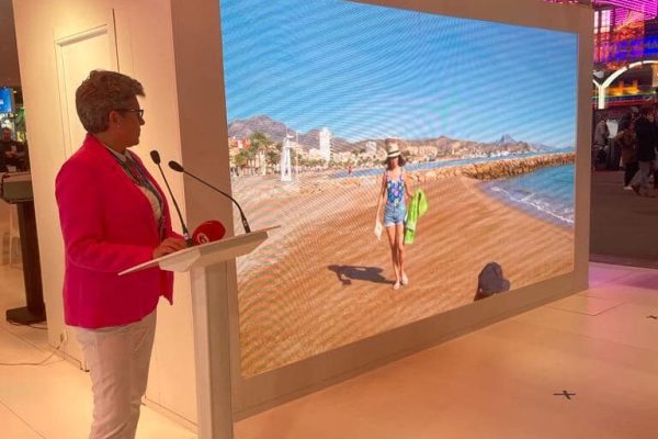 Marisa-Navarro-concejala-de-Turismo-de-El-Campello-en-la-presentación-del-Videoclip