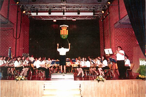 Mercedes-Valcárcel-diriigiendo-la-Banda-de-la-Sociedad-Musical-La-Esperanza