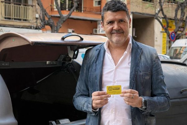 Nicolas-Lopez-concejal-de-Limpieza-de-Sant-Joan-junto-a-uno-de-los-contenedores-marrones