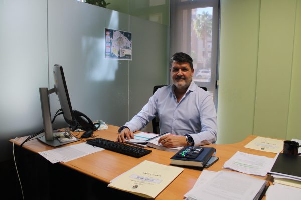Nicolas-Lopez-concejal-de-limpieza-en-su-despacho