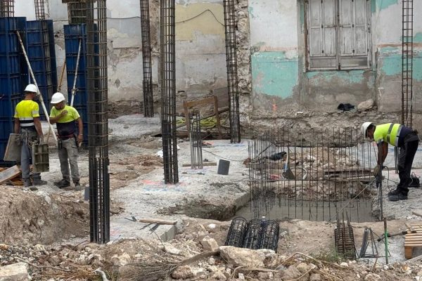 Obreros-trabajando-en-las-obras-de-la-nueva-biblioteca