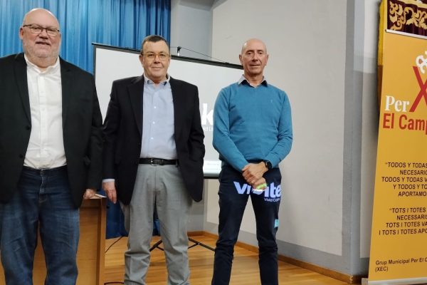 Paco-Toni-Palomares-portavoz-de-Per-El-Campello-junto-a-los-ponentes