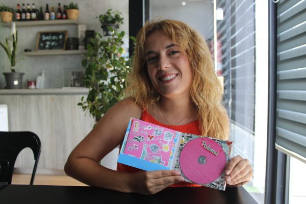 Paloma-firmando-su-primer-disco